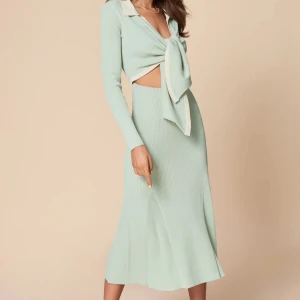 Adoore klänning (Riviera dress) - Helt ny Adoore klänning i storlek 36, men passar både S/M, 36/38. Klänningen är i populära modellen Riviera i färgen pistage. Klänningen är aldrig använd och därför i nyskick.  Kan mötas upp i Stockholms innerstad eller skicka med posten om så önskas!