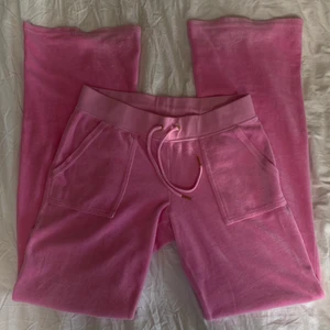 Rosa Juicy Couture byxor💖 - Juicy Couture byxor i färgen rosa. Knappt använda och är i fantastiskt skick. Byxorna i storlek S och är självklart äkta! Säljs för 1000kr + frakt (57kr). 