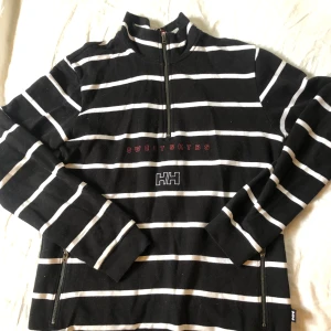 Helly Hansen skater - Skön jumper med snyggt tryck där bak och två fickor fram