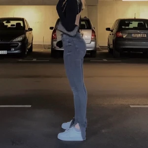 Gråa jeans med slits  - Gråa jeans från zara med slits. Super stretcha! Strl: 32 men STORA i storleken. Psssar 34-36a  (jag är 36a) 