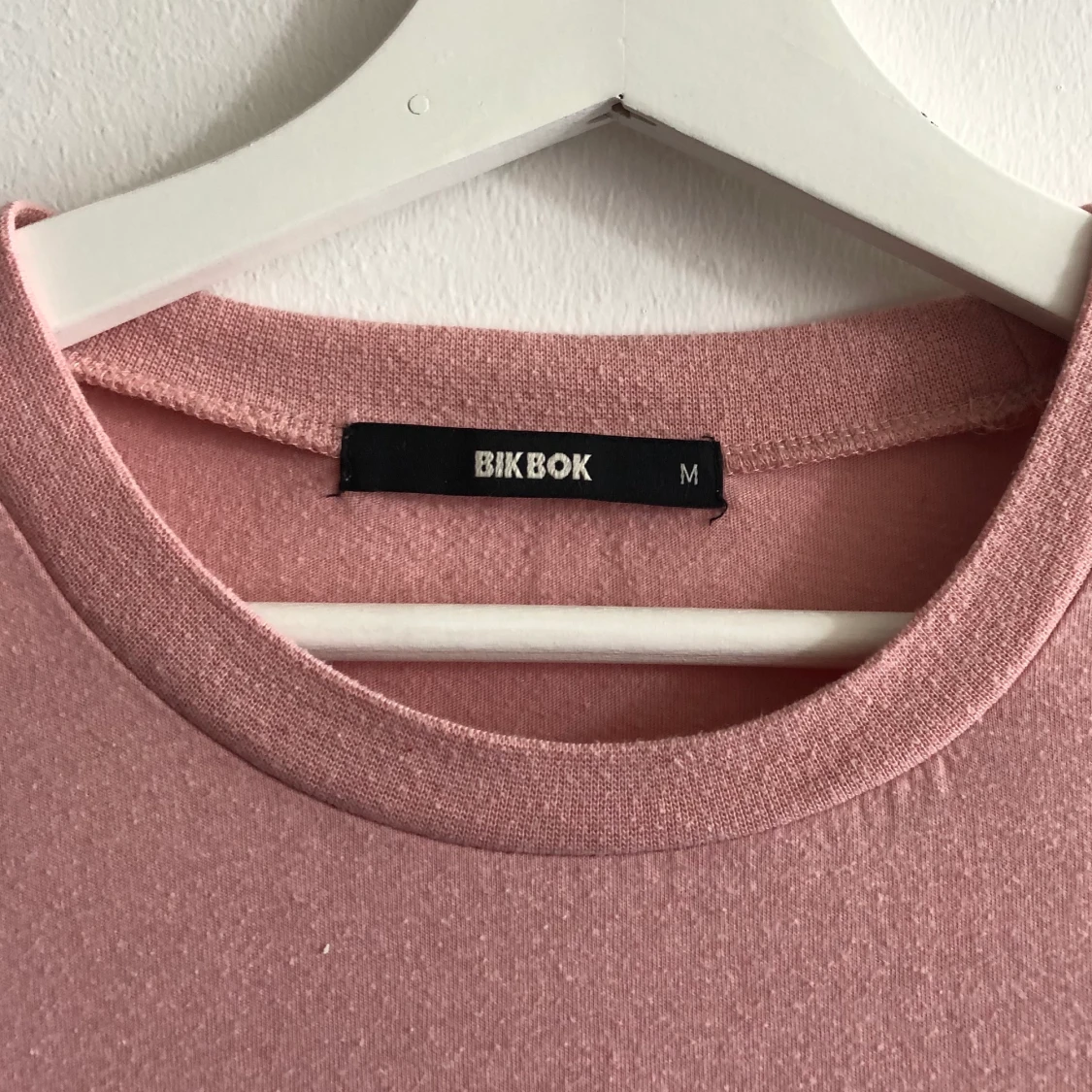 Rosa t-shirt feån Bikbok - 90