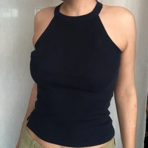 Ribbat linne från Cubus - Marinblått ribbat linne från cubus. I storlek xs men skulle säga att det passar mer som s.