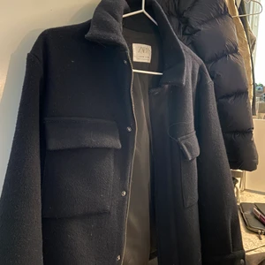 Zara kappa - Intressekoll på denna kappa från zara, storleken är 9-10 år men passar mig som har storlek S, skriv privat för bilder, buda från 500kr🫶🏼30kr+ för varje nytt bud