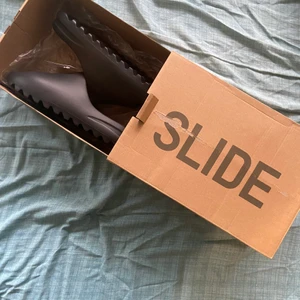 Yeezy slides onyx - Säljer mina helt oanvända yeezy slides! 10/10 skick, ”vanlig pris 1500+” storlek EU 43,5 US 9,5 pris kan diskuteras.