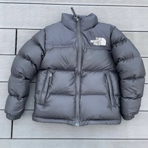 the north face jacka - säljer nu min svarta the north face jacka i strl M junior. Toppenskick, inga hål eller fläckar och det själva insydda ” the north face ” märket är inte smutsigt. Priset kan diskuteras vid snabb affär 