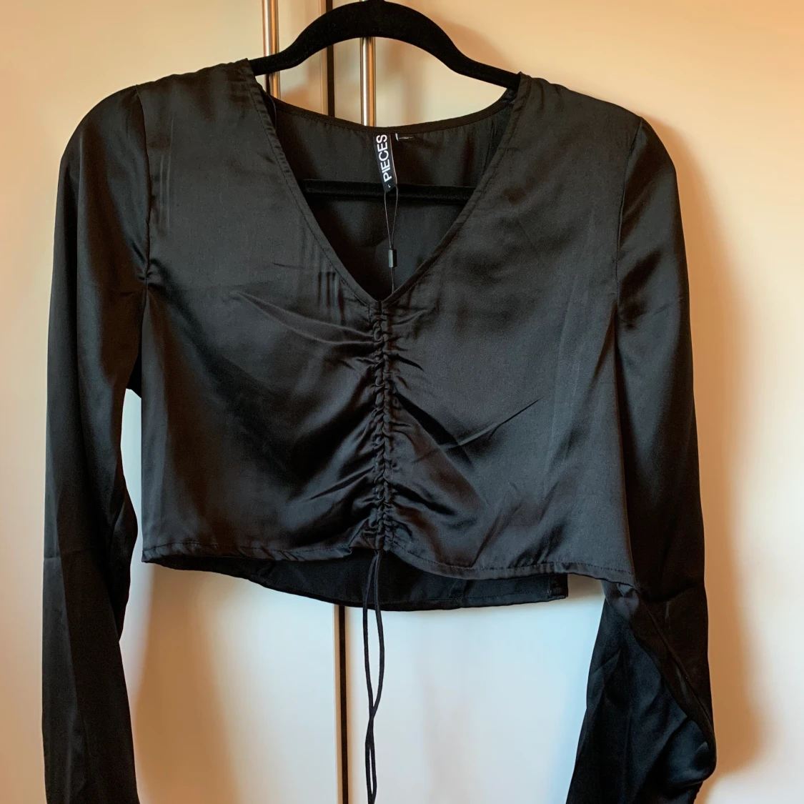 Super fin topp i satin från Pieces😍