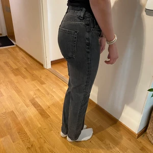 Gråa jeans - Säljer ett par gråa jeans från monki i storlek 25. I väldigt bra skick 