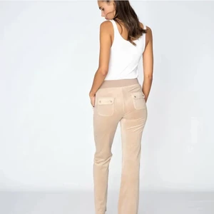 Juicy couture byxor - Säljer mina beige juicy byxor i storlek xs, säljer då ja tröttnat helt på dem o har då ingen användning för de. Metall sakerna på snöret har lossnat tyvärr, priset kan även diskuteras 🫶🏼    Kan även byta mot ett par marinblå i storlek xxs