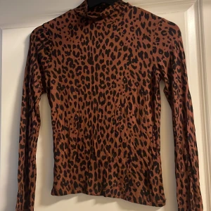 Leopard topp - Fin leopard topp från Ginatricot -stl s -nytt skick -nypris 300