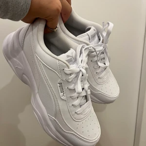 Skor med hög sula - Säljer dessa skor som tyvärr inte kommer till användning. Fila liknande skor, dock från puma. Har endast testat de och är i mycket bra skick. Skriv vid frågor❤️