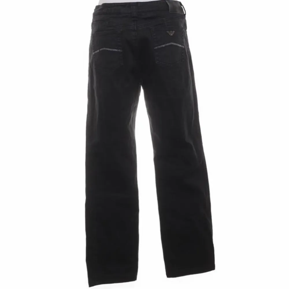 SKIT SNYGGA Armani jeans som är äkta och har paljetter på båda bakfickorna!!! Köpta second hand!!!tyvär passar dom inte mig i storleken(midjemått 74) skulle säga att dom sitter bootcutl/baggy 🙌och dom är lowrise/mid 😽kom  privat för mer frågor👍👍. Jeans & Byxor.