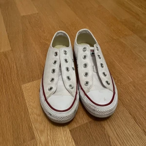 Vita låga converse - Jag ska sälja mina vita låga converse då de aldrig kommer till användning, endast använda fåtal gånger. Saknar dock skosnören men är i ett väldigt bra skick😊😊