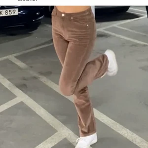 Bruna utsvängda 🐻🤎 - Säljer mina favorit byxor !! Orginalt köpta från shein, de är otroligt sköna och bekväma, storleken är xs men för någon som mig som tar s passar de fortfarande. Bara att skriva om ni undrar något 💋