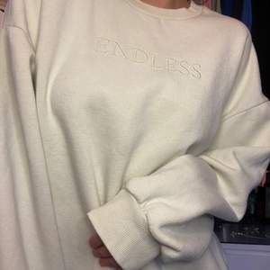 Pistasch förgad sweatshirt som är oversized men jag har normalt S och denna är L