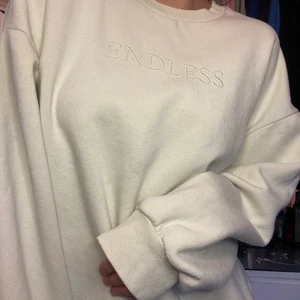 Sweatshirts  - Pistasch förgad sweatshirt som är oversized men jag har normalt S och denna är L