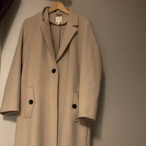 Beige kappa - Så fin beige kappa som tyvärr inte kommer till användning längre, som ny! Köpte för 500🤎 Perfekt till hösten🍂🍂 Strl s men passar även m!