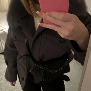 väska  - söt liten väska från zara, köparen står för frakten🤍