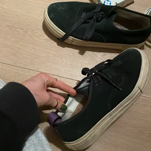 Eytys strlk 39 svart  - Säljer dessa basic stilrena eytys! Passar till allt och är sköna. Strlk 39! 