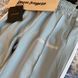 Palm Angels tracksuit L - Hej! Säljer mina Palm angels tracksuit byxor som nästan aldrig är använda. Jag bytte till mig byxorna så vet inte om de är äkta för kvittot finns tyvärr inte. Så även fast jag tror att det är äkta kan ja inte bevisa de. Storlek L. Cond: 9/10