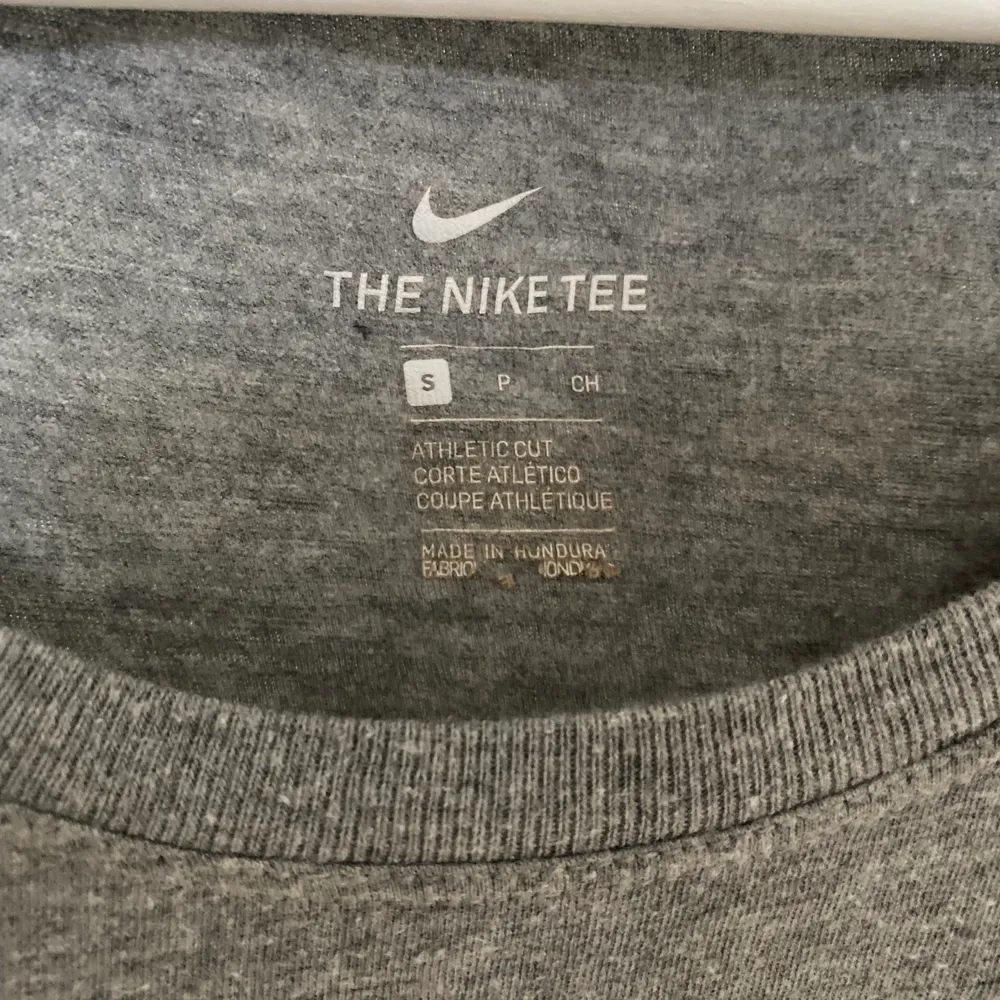Grå Nike T-Shirt I storlek S. Tröjan är i använt skick💖. T-shirts.
