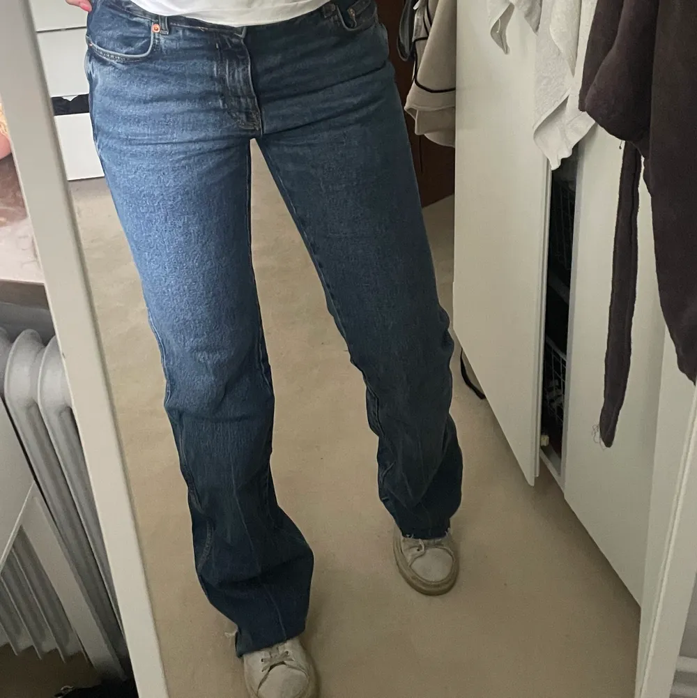 Ett par low waist jeans från zara❤️. Jeans & Byxor.