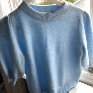 Stickad t-shirt - Supersnygg stickad tröja ifrån Veromoda i storlek: S. Använd endast 1 gång så den är sparsamt använd💕 köptes förra vintern, köparen står alltid för frakten och postbevis skickas alltid🫶🏼 helt slutsåld