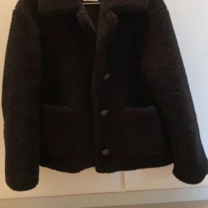 Teddy jacka - 2 år gammal jacka, nästan oanvänd. Sitter som den ska, bekväm och mysig. Sitter även bra som S jacka. Köpt för 600kr.