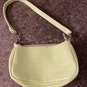 Handväska  - Handväska från Gina Tricot, lagom storlek.  Använd 2 gånger! Köparen står för frakten! (Frakten är 80kr)