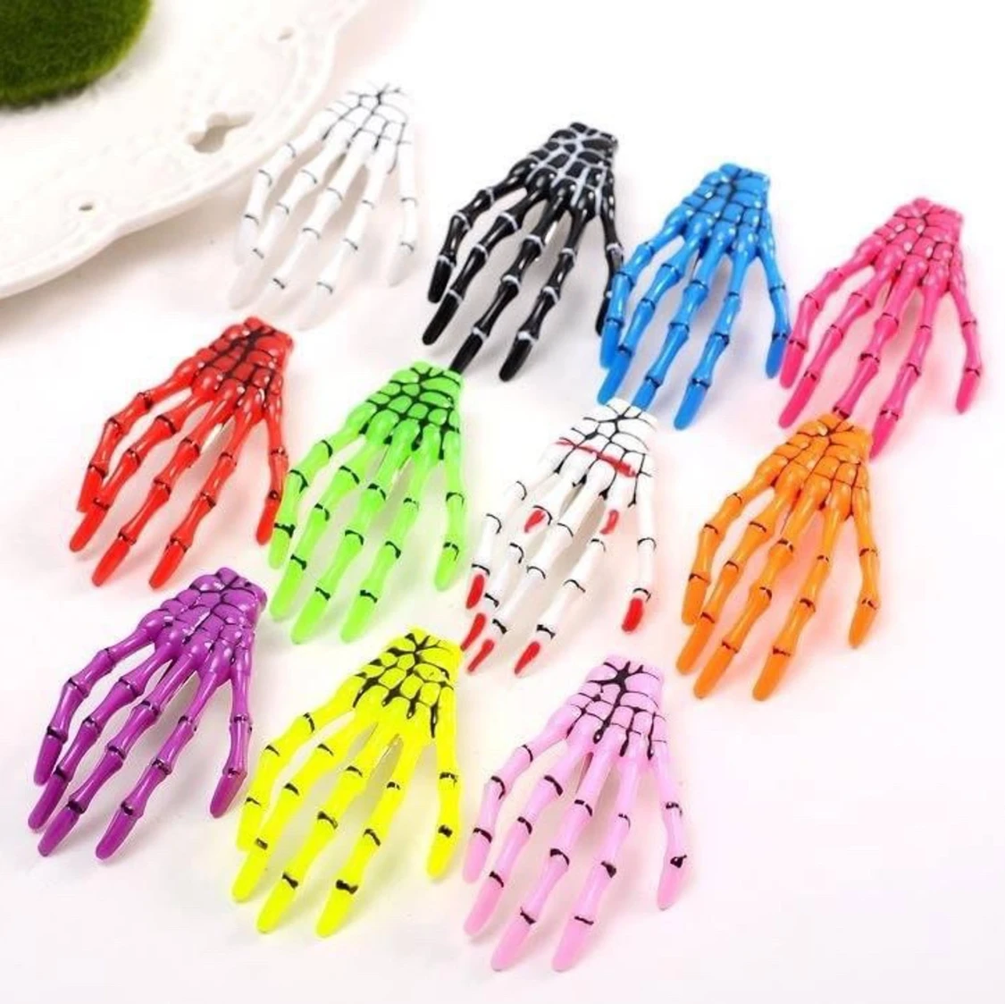 Hårspännen som en skelett hand 