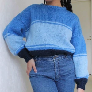 Stickad tröja - Jättefin stickad tröja, köpt second hand så står inget märke men ser i princip ny ut, oversize men passar nog S-L beroende på önskad passform ✨ Frakt tillkommer