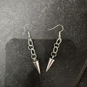 Örhängen med nitar  - Jätte coola örhängen med nitar. Självklart oanvända. Frakten kostar 13kr. Inspirerade av maria Nilsdotters örhängen. Har flera örhängen i lager så klicka INTE på köp direkt!💞Hör av dig vid intresse eller funderingar!💞✨