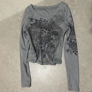 👻 Y2K grunge long sleeve 👻 - Fin long sleeve med söta paljetter och fins detaljer på ärmarna och på framsidan av tröjan! Det är en croptop som ser jättefin ut men används inte längre för att stilen inte längre passar. Är använd ett fåtal gånger och har inga avvikelser! Super nöjd!