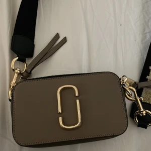 Marc Jacobs väska - Marc Jacobs väska inköpt för ca ett år sen för 3400. Säljer för jag inte använder den längre