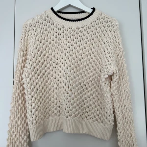 Tröja - Fin tröja som endast använts en gång, storleken är stor i storleken så passar upp till M