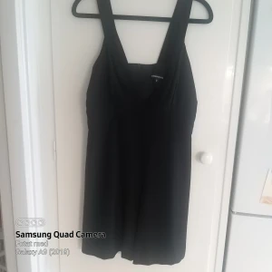 Klassisk Warehouseklänning - Svart ej använd