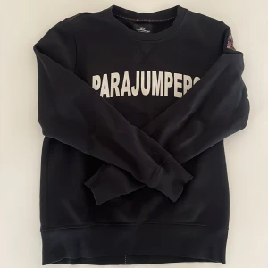 Parajumper sweatshirt - En parajumper tröja i strl Y-L motsvarar 14 år. Fint skick och använd ett fåtal gånger.  Inköpt på kidsbrandstore för 1899 kr. Endast seriösa svar. 