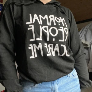 Svart Hoodie  - Svart hoodie med trycket ”normal People scare me”. Storlek S.