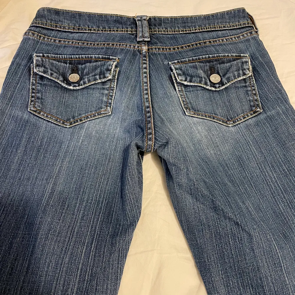 Säljer ett par SUPERSNYGGA jeans som tyvärr är försmå för mig😔❤️Står på en lapp att de är från Style Up men står även att de är från uniqlo! Mätte själv 76cm i midjan o 87 cm i längden💕                   DOM FINNS KVAR, buda i kommentarerna!. Jeans & Byxor.