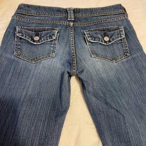 Säljer ett par SUPERSNYGGA jeans som tyvärr är försmå för mig😔❤️Står på en lapp att de är från Style Up men står även att de är från uniqlo! Mätte själv 76cm i midjan o 87 cm i längden💕                   DOM FINNS KVAR, buda i kommentarerna!