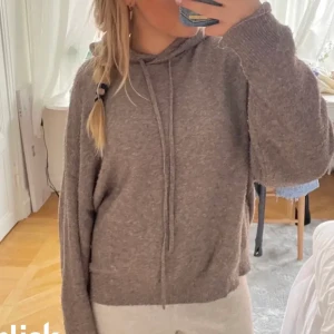 Stickad hoodie  - Säljer nu min snygga stickade hoodie från Lindex. Bra skick då ja använt den 2 ggr. 