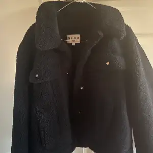 Jag säljer min svarta Teddy jacka från NA-KD. Den är perfekt nu till hösten. Jag säljer den för 500 kr och nypris 799 kr. Den är knappt använd. 