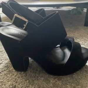 Klackskor strl 36 - Klackskor från skopunkten, säljer för att dem är för små för mig. Orginalpris:250kr. Säljer för 100kr