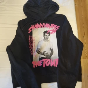 Shawn Mendes Hoodie stl. M - Svart Shawn Mendes hoodie i storlek M från H&M. Använd få gånger, i princip som ny!