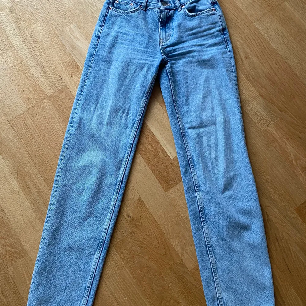 Ett par lågmidjade jeans i väldigt fint skick nästan helt oanvända. I storlek 32 ifrån Gina tricot. Pris: 270 kr Frakt: 59 kr . Jeans & Byxor.