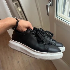 Alexander McQueen - Alexander mcqueen slt 40 Skick 8/10 Pris 2850kr  Allting finns med från köp på hemsidan miinto, kvitto låda påse. Köparen står för frakt. 