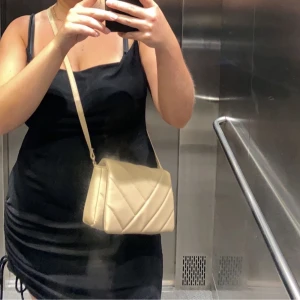 Klänning na-kd  - Så fin klänning från na-kd. Valde mellan 2 storlekar och så glömde jag returnera denna. På sista bilden har jag på mig klänningen i en annan storlek. 