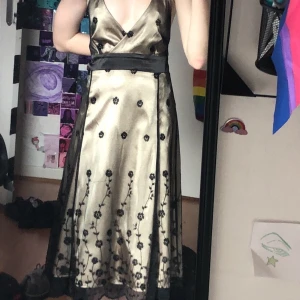 Klänning - En jätte fin klänning med fint broderi  Knytning i nacken samt dragkedja bak  Kan tyvärr inte använda den pga strlotroligt bekväm konstigt nog  Jättefint skick Ordinarie pris 699kr