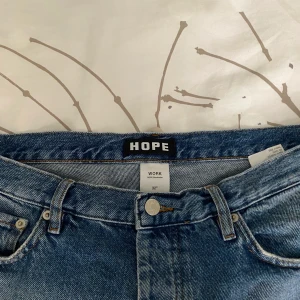Hope Rush Denim (Ljusblå) - Storlek: 32   Färg: Ljusblå  Skick: 8/10   Tillhör en äldre, utsåld kollektion. 