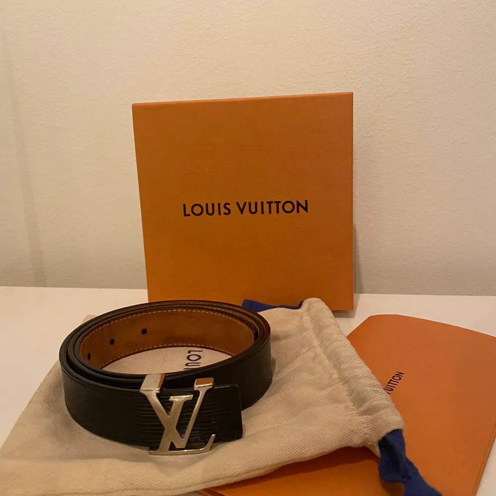 Bälte från Louis Vuitton i strl 85x34. Box och dustbag medföljer. Bältet köptes i Puerto Banús år 2017.  Bältet är i fint skick och sparsamt använt. . Accessoarer.