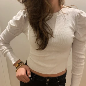 Tröja  - Verkligen en sån fin tröja, använd en gång och inga defekter. Har så mycket tröjor så den kommer tyvärr inte till användning. Den är från na-kd. Storlek xs❤️ 